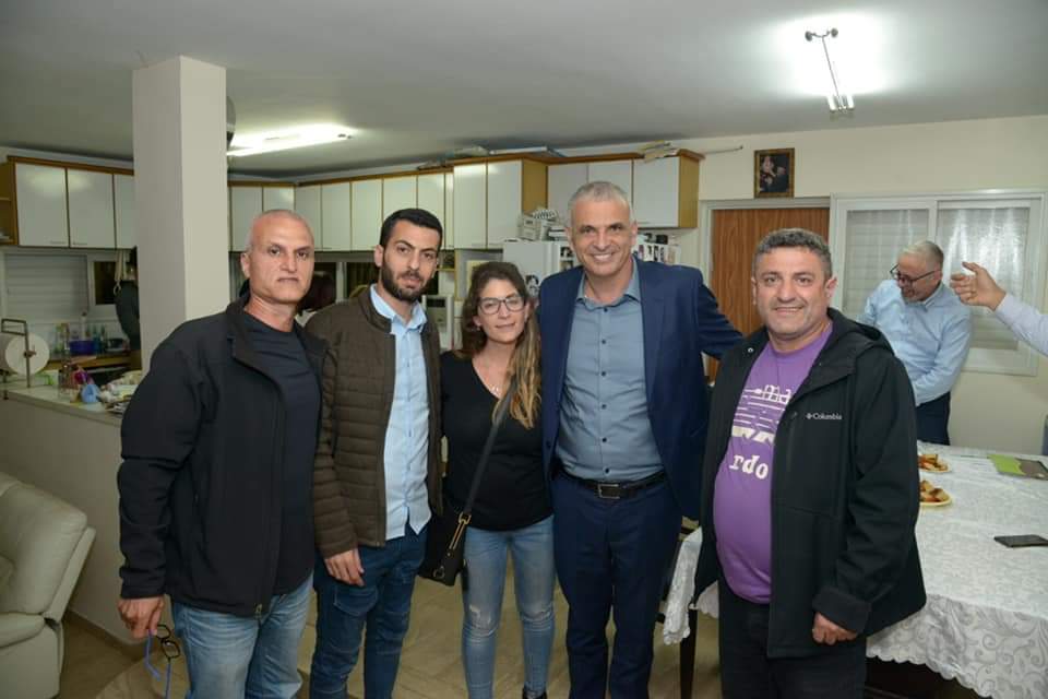 משה כחלון וועד הורי טירת כרמל. הבטיח וקיים מייד. צילום: ועד ההורים