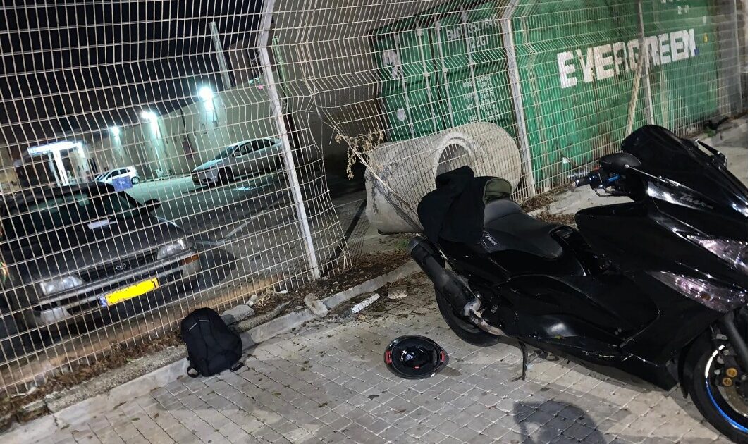 האופנוע שרצה להחזיר לעצמו ופרץ לתחנה דרך הגדר. צילום: דוברות המשטרה