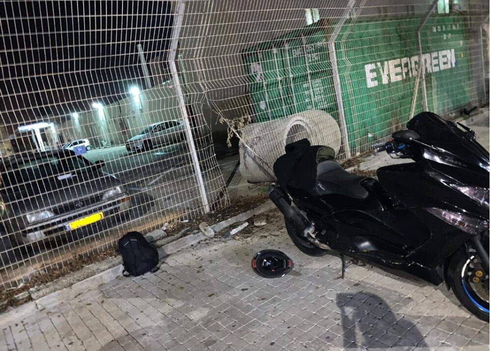האופנוע שרצה להחזיר לעצמו ופרץ לתחנה דרך הגדר. צילום: דוברות המשטרה