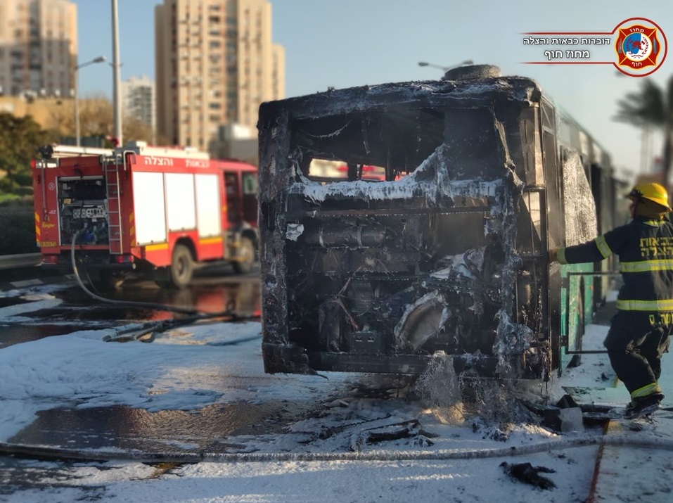 האש כילתה את האוטובוס כליל. צילום: דוברות כיבוי אש