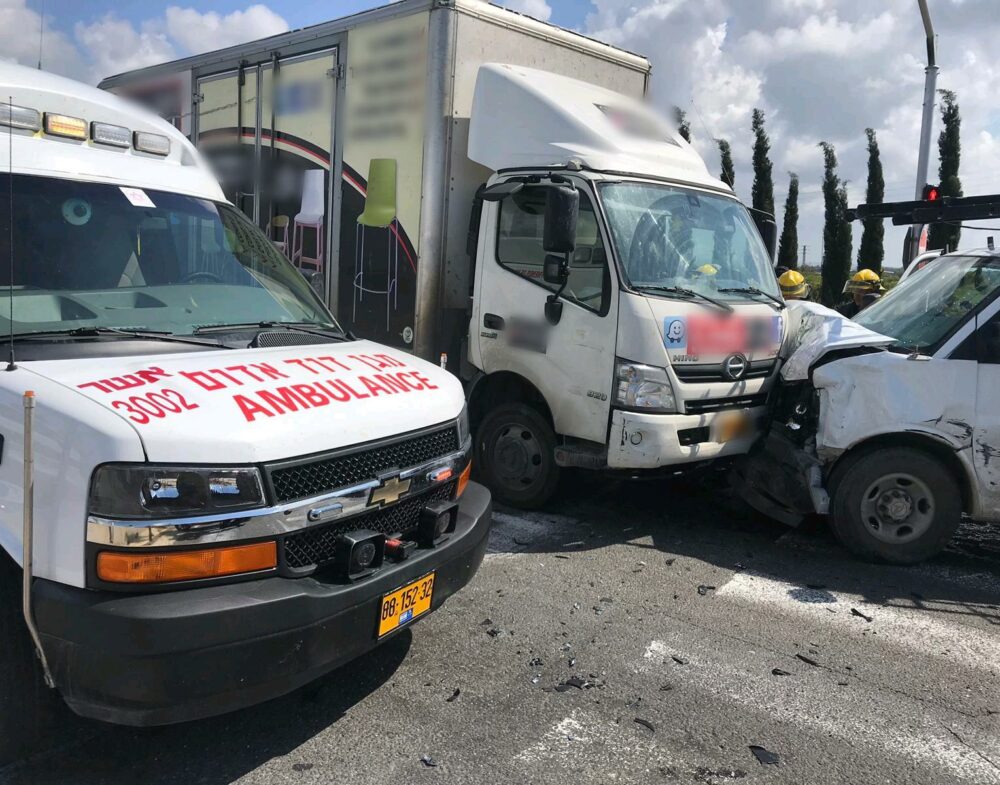 התאונה בצומת עכו. צילום: דוברות מד"א
