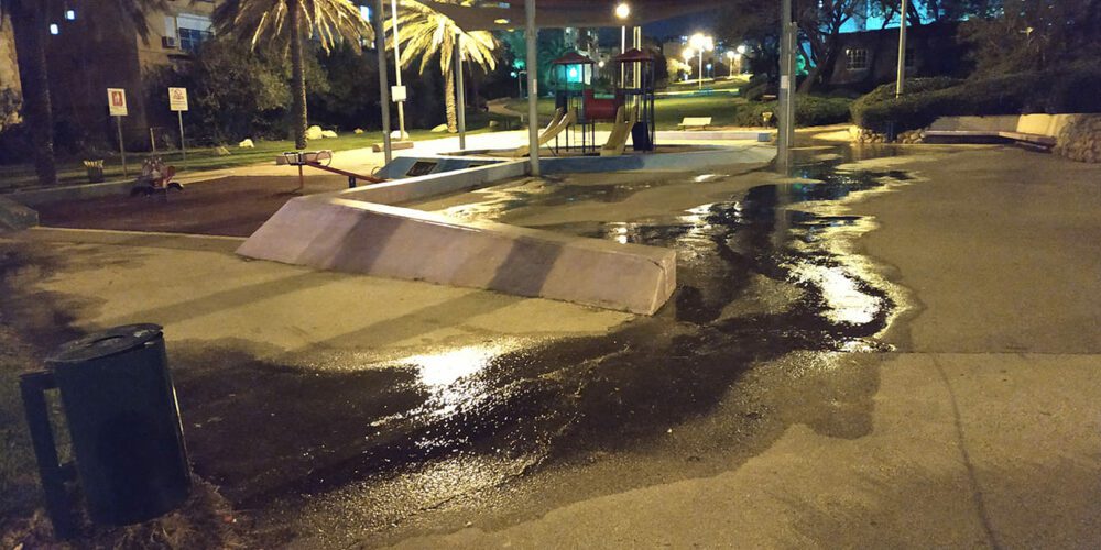 הביוב שזרם אמש בגן אופירה בער עלייה בחיפה. "לא מגיע לנו יחס כמו לתושבים בשכונות היוקרה בכרמל?". צילום: פייסבוק