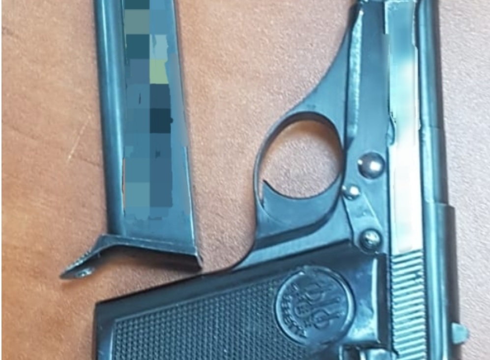 האקדח שנחטף ונתפס אצל תושב עכו הנמלט. צילום: דוברות המשטרה