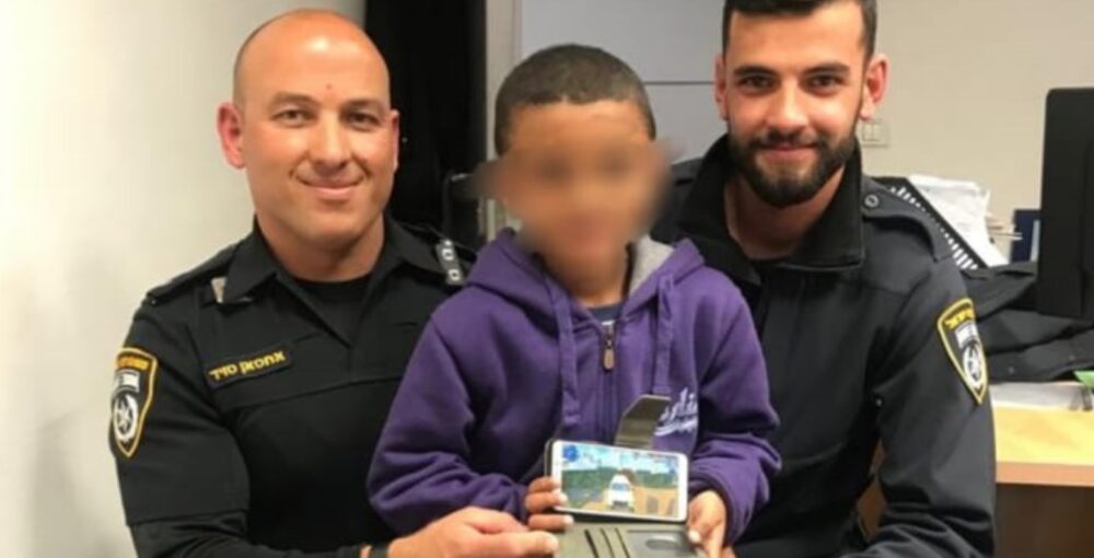 השוטרים והילד הנרג עם הנייד הגנוב שהוחזר לו. צילום: דוברות המשטרה