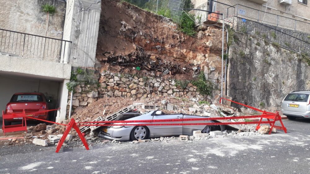 החומה שקברה מתחתיה את הרכב. צילום: איחוד הצלה