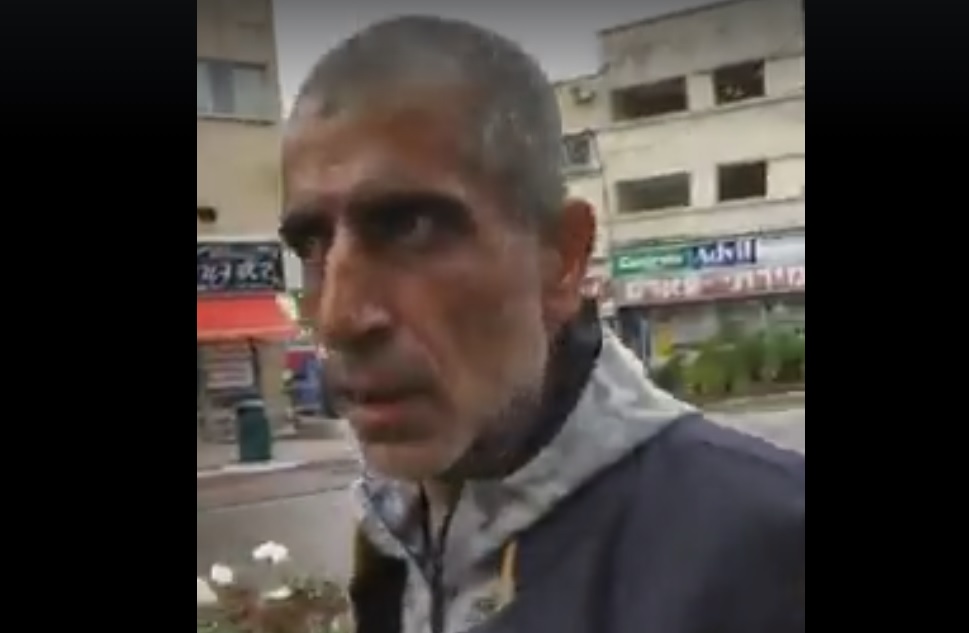 החשוד במעה הגניבה מהביתם תוך התחזות לעובד מי כרמל. צילום מסך