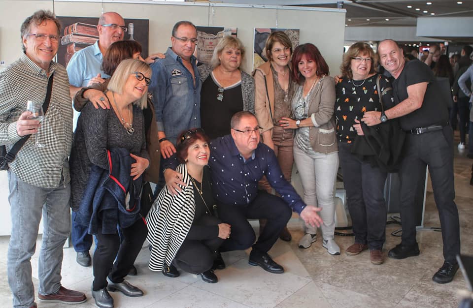 חברים ומשפחה חוגגים עם יוסי כהן זרנקין בפתיחת התערוכה השביעית שלו. צילום ורד ברסלר שקד