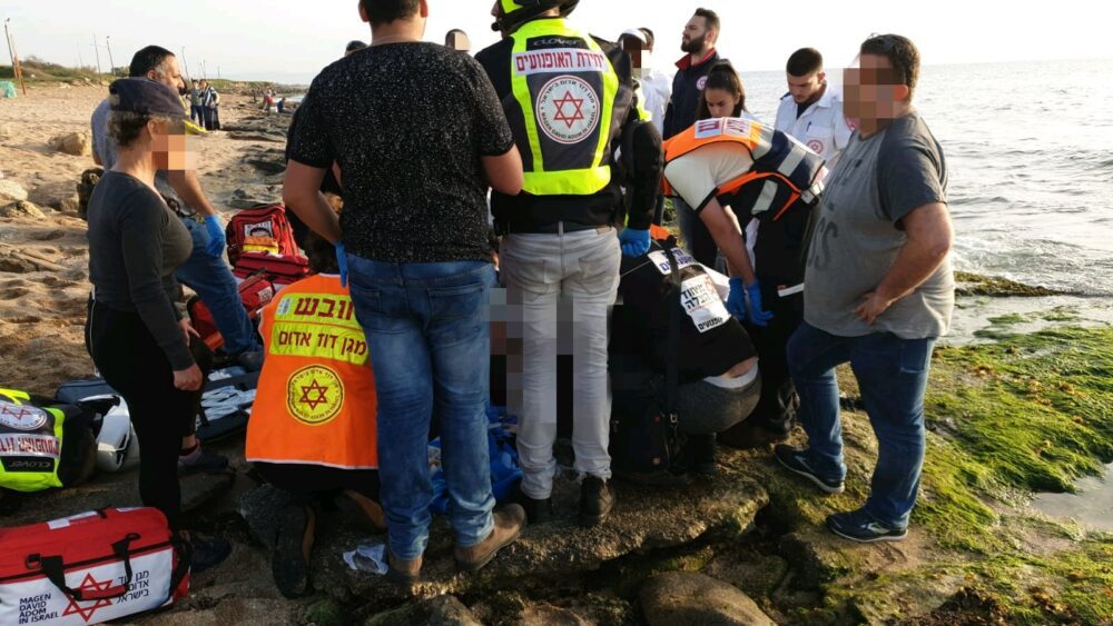 פעולות ההחייאה בוצעו אמש בחוף בילד צילום: דוברות מד"א