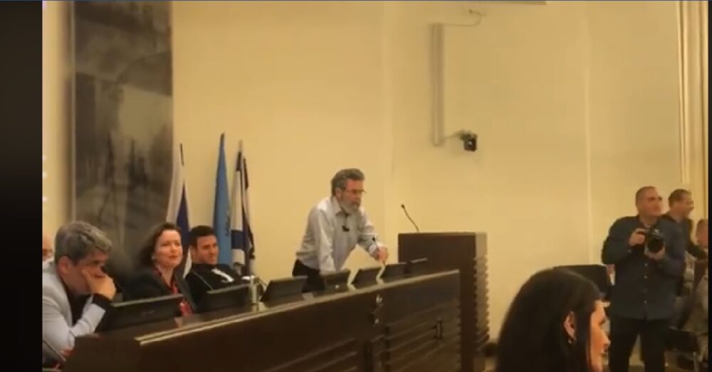 דובי חיון נסער צועק על סופי נקש. צילום מסך