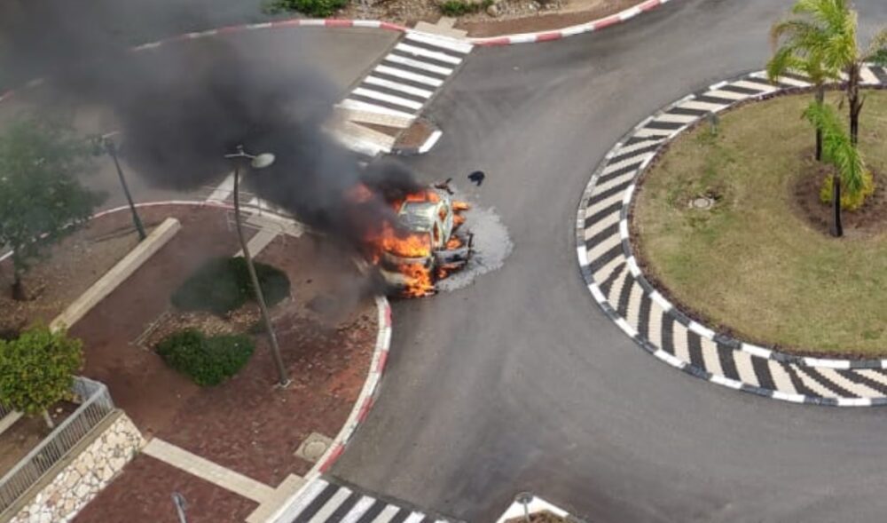 הרכב הבוער ברמות יצחק. שוב ניסיון חיסול בנשר? צילום: אסי פטוקה