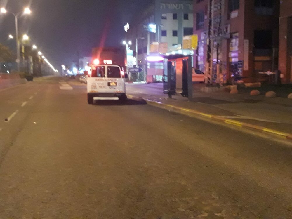 זירת התאונה הקטלנית בדרות ההסתדרות הלילה. צילום: דוברות מד"א