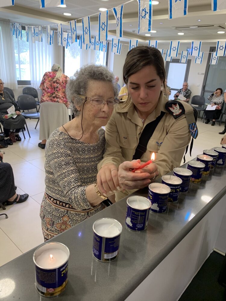 יום השואה חיילים עם קשישים תושבי נשר (3)nesher
