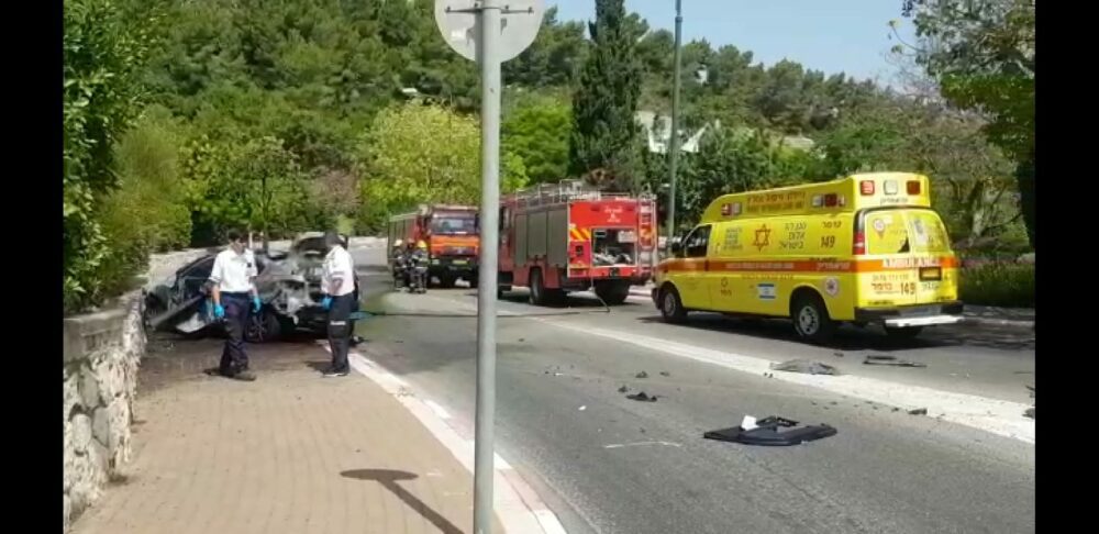הזירה בה התפוצץ ונשרף הרכב בנשר. צילום: דוברות מד"א