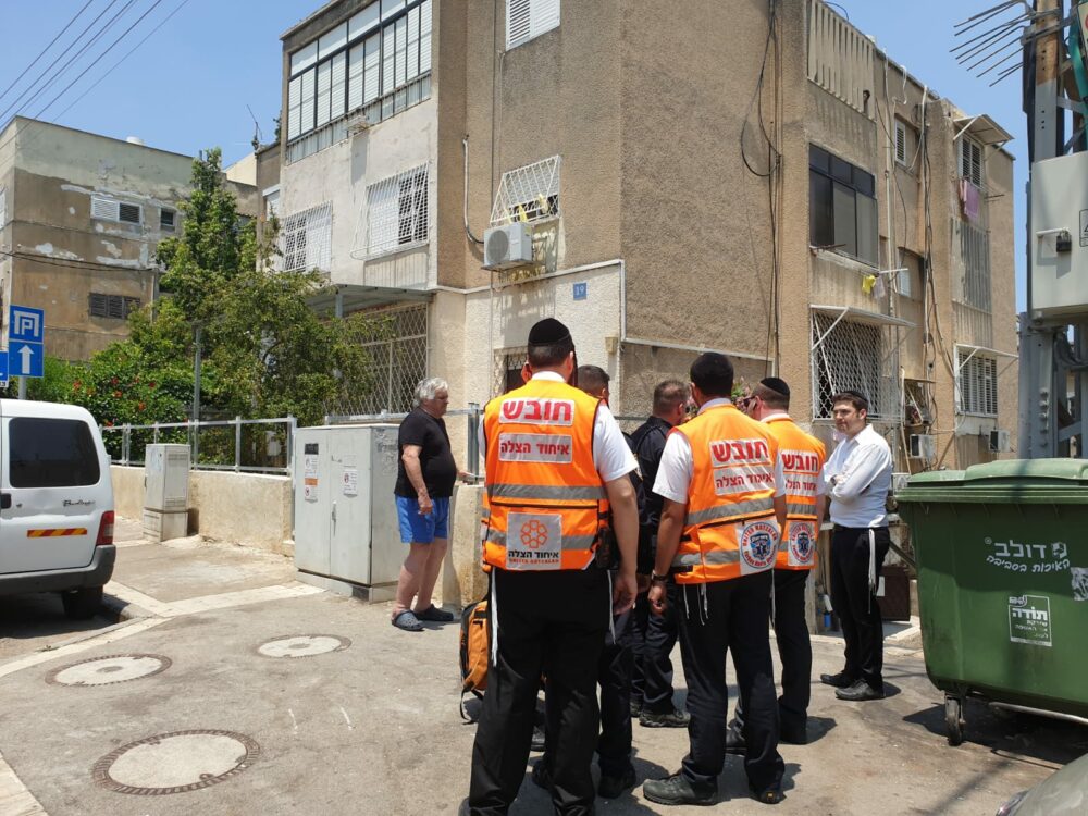 הדירה בה נמצאה הקשישה מוטלת מתה במטבח ביתה. צילום: איחוד הצלה