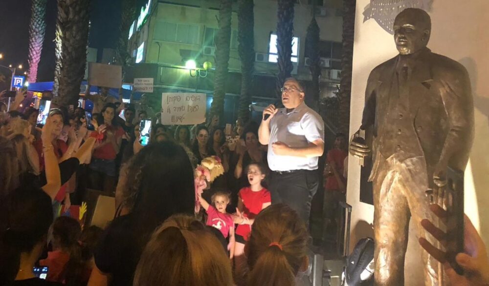 ראש עיריית קריית ביאליק, אלי דוקורסקי, אמש יחד עם ההורים בהפגנה. צילום: עיריית ק. ביאליק