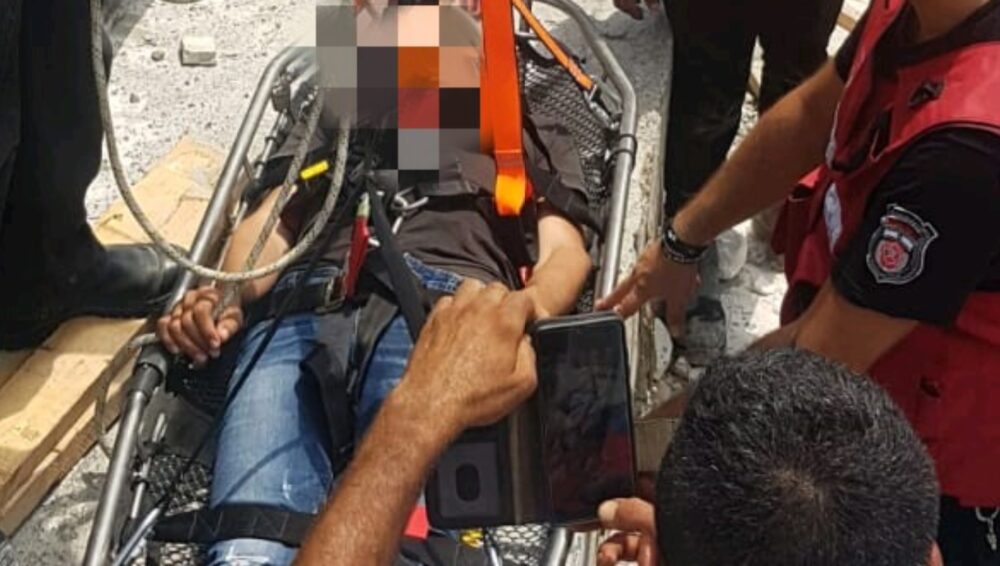לוחמי האש ופראמדיק מד"א חוברים למנופאי. צילום: דוברות כיבוי חוף