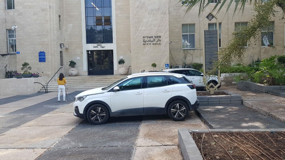 החניה המיוחדת ברחבת עיריית חיפה. צילום: מערכת ניוזים