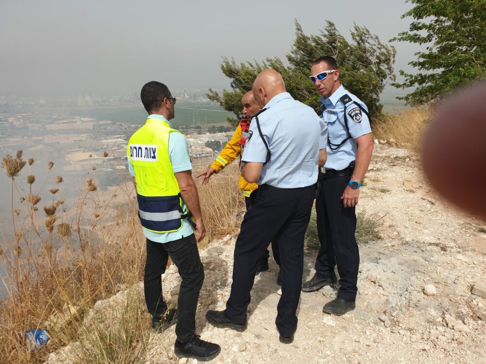 נשר נלחמת באש. ראש העיר רועי לוי וצוות השיטור הבכיר. צילום עיריית נשר