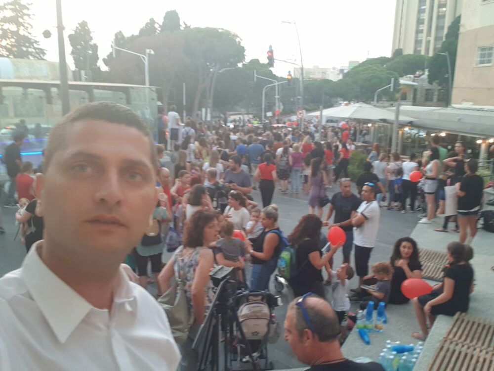 רועי לוי יחד עם ההורים במחאה וקריאה לפיקוח על מעונות היום. צילום: עיריית נשר