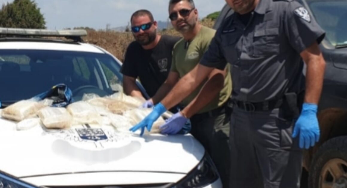 שק הסמים שנפלט לחוף חיפה. צילום: דוברות המשטרה