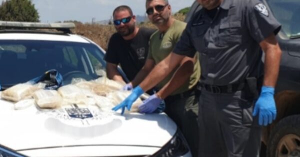 שק הסמים שנפלט לחוף חיפה. צילום: דוברות המשטרה