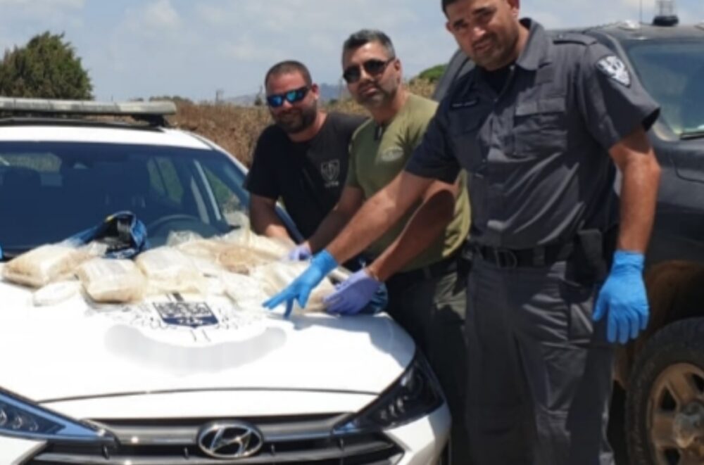 שק הסמים שנפלט לחוף חיפה. צילום: דוברות המשטרה