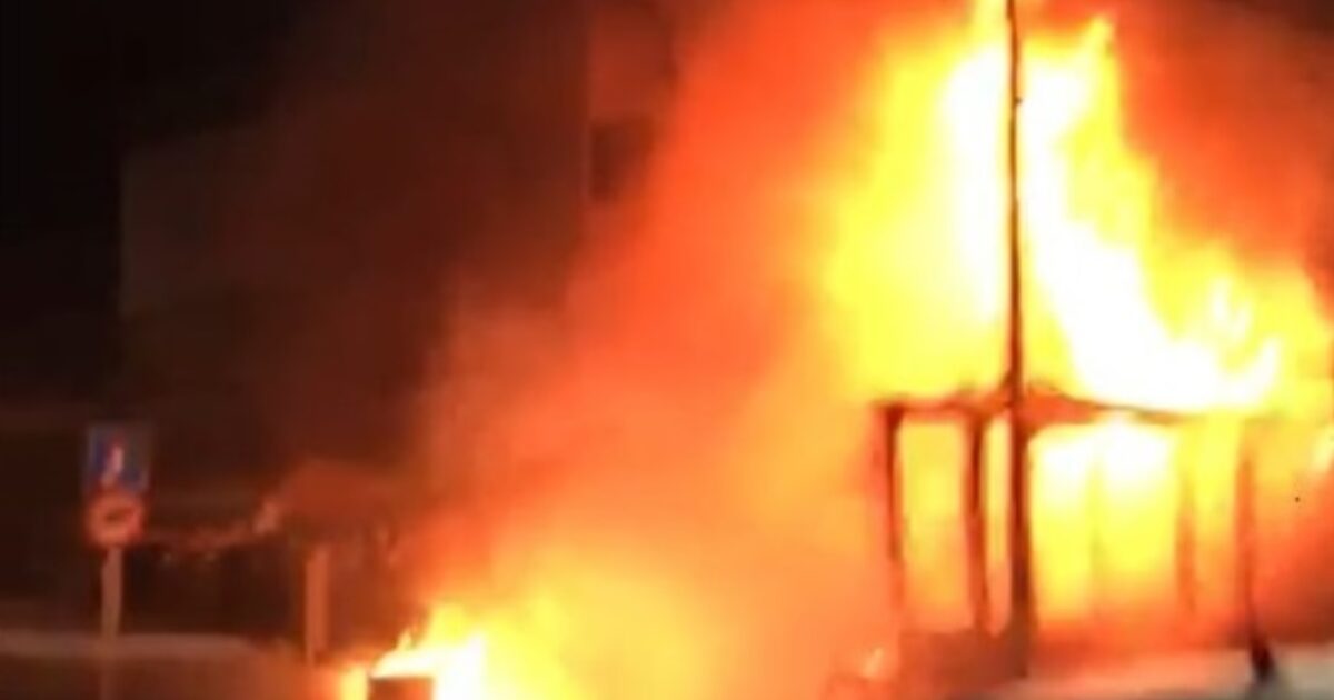 האש התפשטה מבית הקפה לדירות למעלה וגרמה נזק כבד ביותר. צילום: דוברות כיבוי חוף