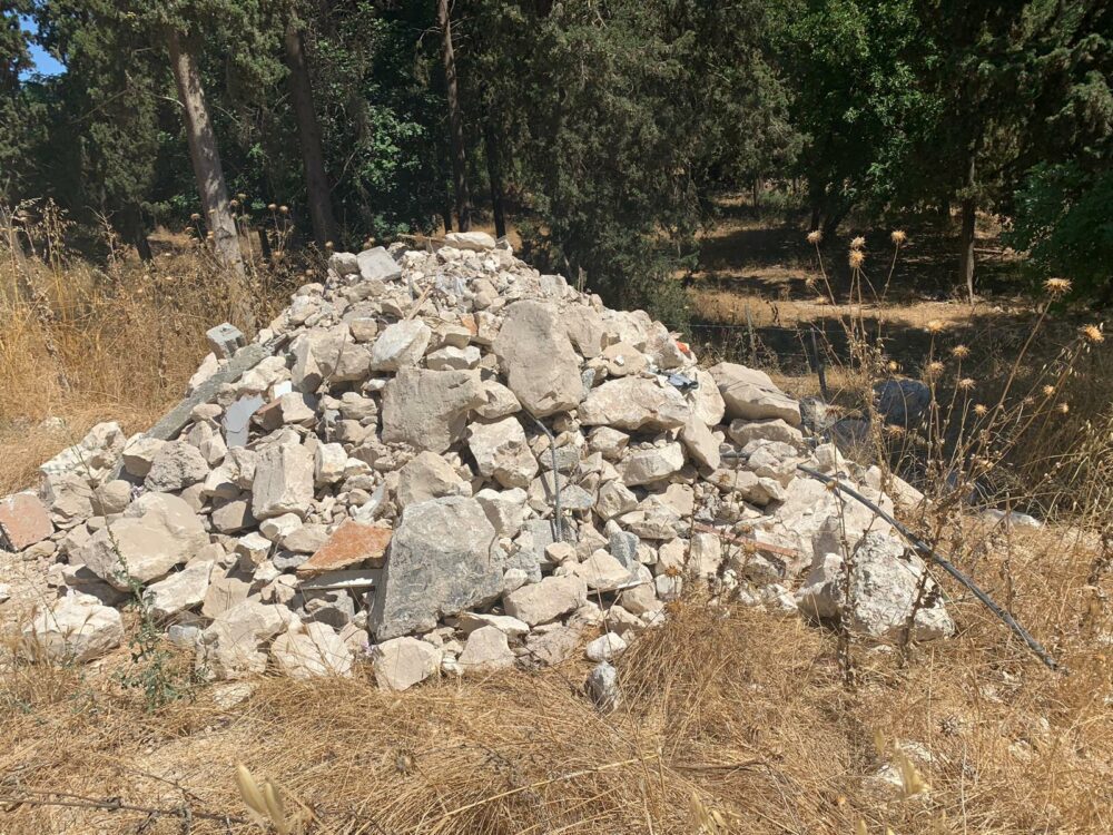 הפסולת האסורה שבעל המשאיץ השליך. צילום: איגוד ערים חיפה
