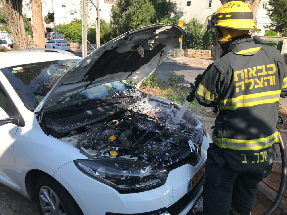 רכב עלה באש