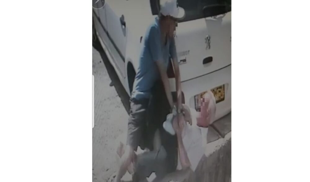 נלכד במצלמות כשהוא מכה את הקשיש בניסיון לשדוד אותו. צילום: דוברות המשטרה