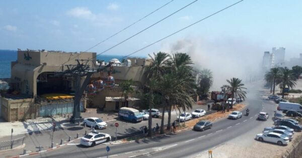 השריפה על גג מסעדת איטליאנו בבת גלים. צילום: דוברות חוף