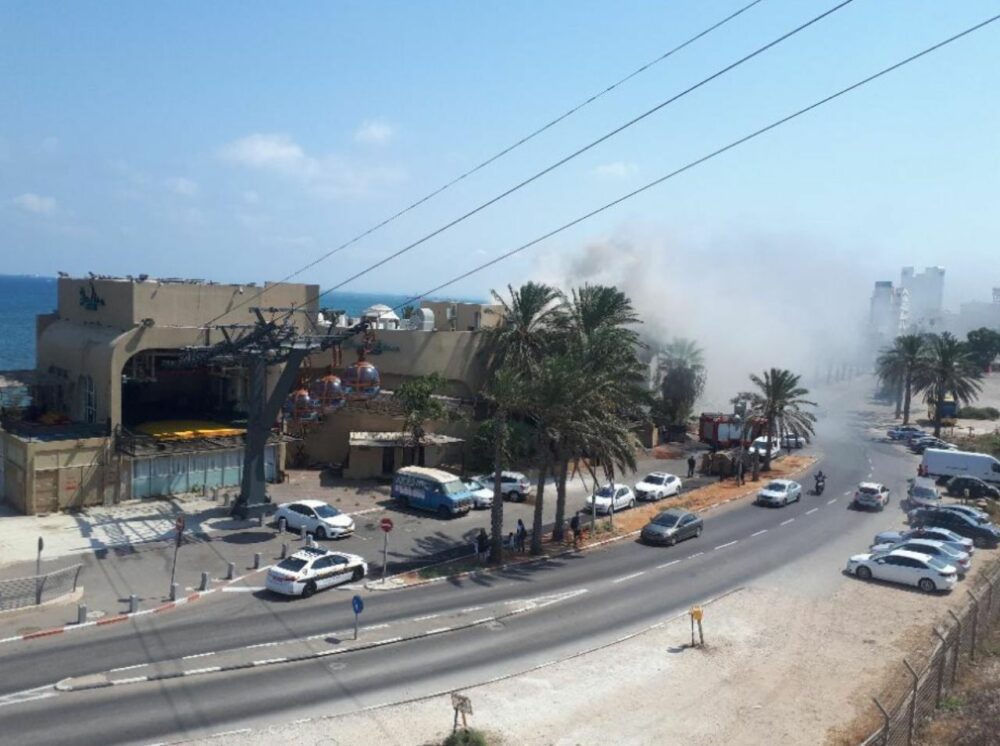 השריפה על גג מסעדת איטליאנו בבת גלים. צילום: דוברות חוף