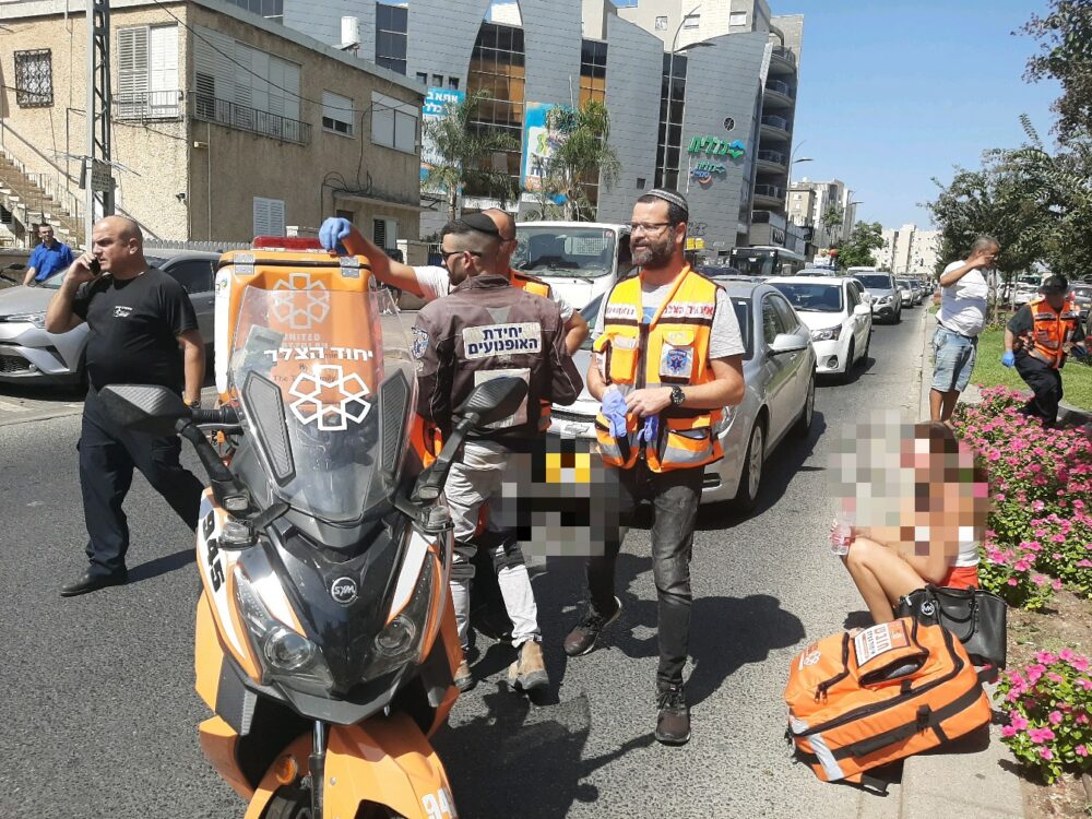 זירת התאונה הקשה בעצמאות בקריית אתא. צילום: איחוד הצלה
