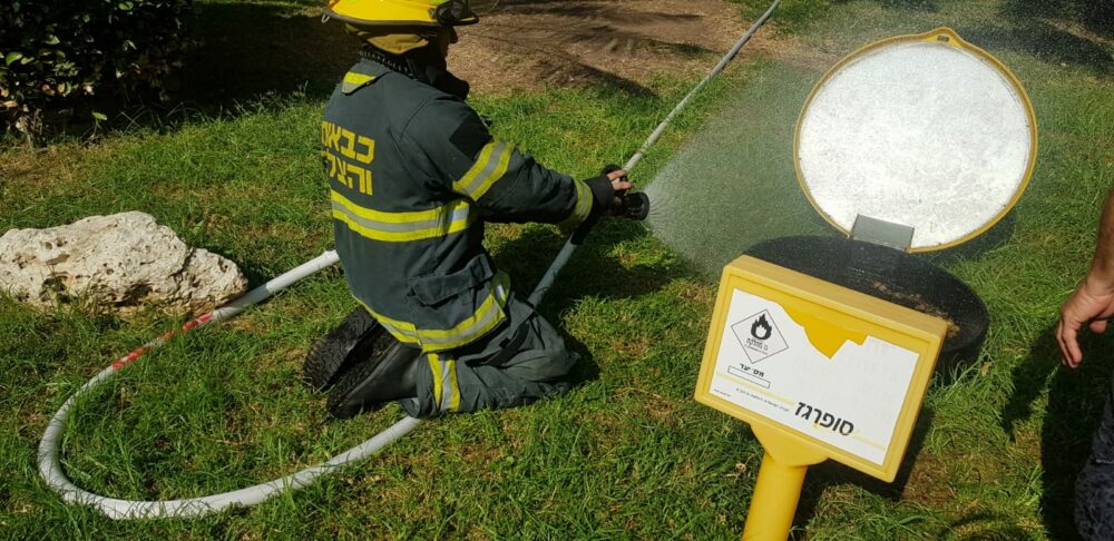 לוחמי האש פועלים לעצירת הדליפה. צילום: דוברות כיבוי חוף