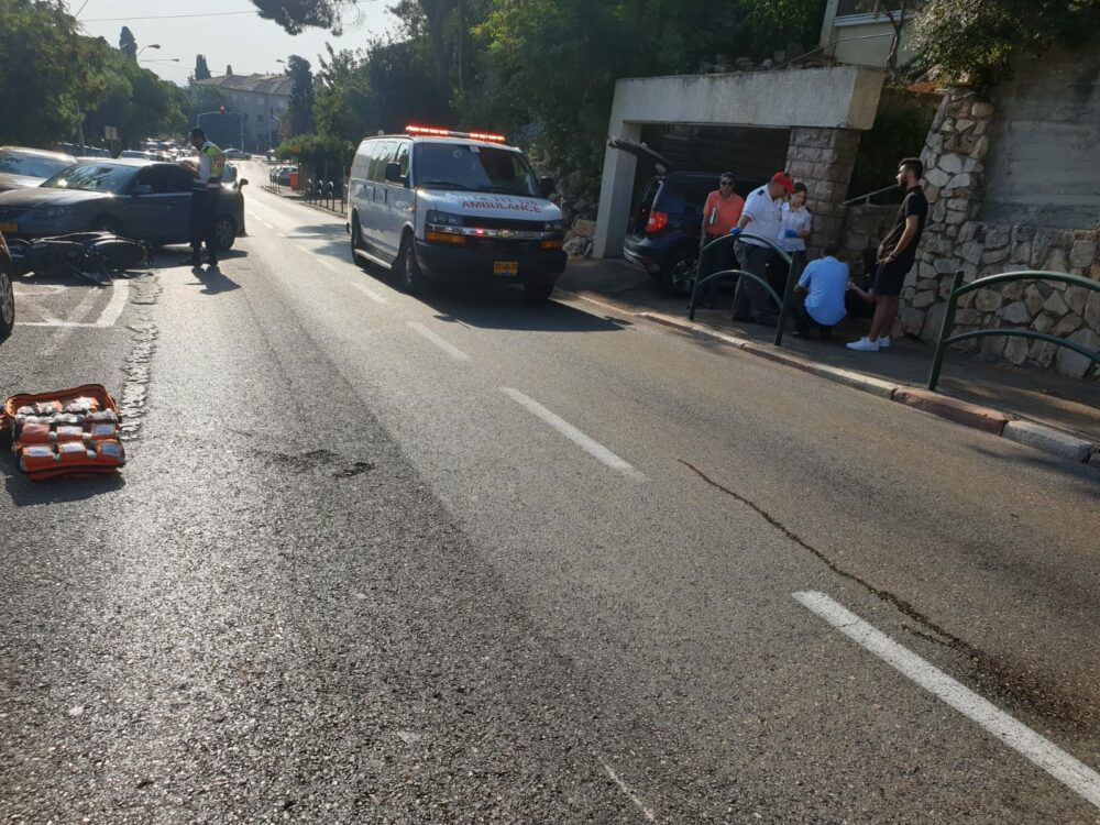 שתי הנשים התנגשו ברכב חונה בדרך יד לבנים. צילום: איחוד הצלה