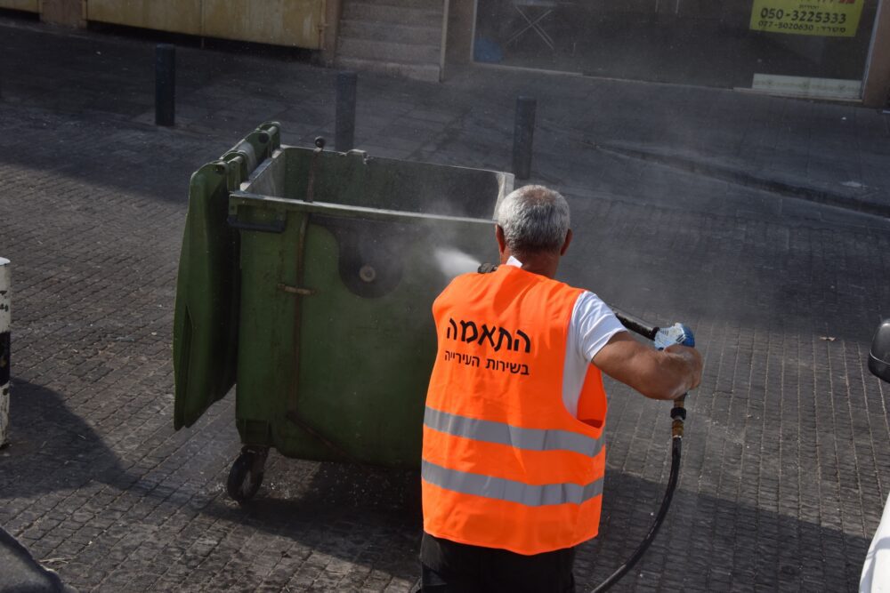 בין היתר ישטפו פחי האשפה בכל העיר. צילום: עיריית ק. אתא