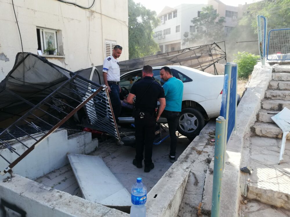 לנהגת שלום, לרכב קמת פחות. צילום: דוברות כיבוי חוף