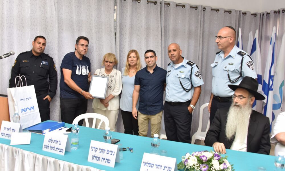אומרים תודה למתנדבים, השוטרים והורי סיירת ההורים. צילום: ע. ק. אתא