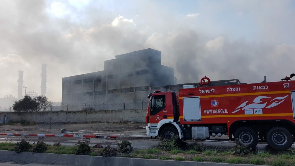הבעירה ממשיכה 19 שעות לאחר פרוץ האש. תושבים מדווחים על זיהום אוויר מורגש. צילום: דוברות כיבוי חוף