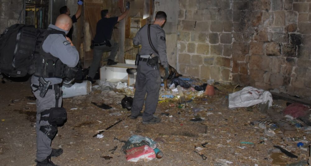 אנשי יס" וחבלנים במבנה שהוסב לאורווה בלב שכונת מגורים בעכו. צילום: דוברות המשטרה