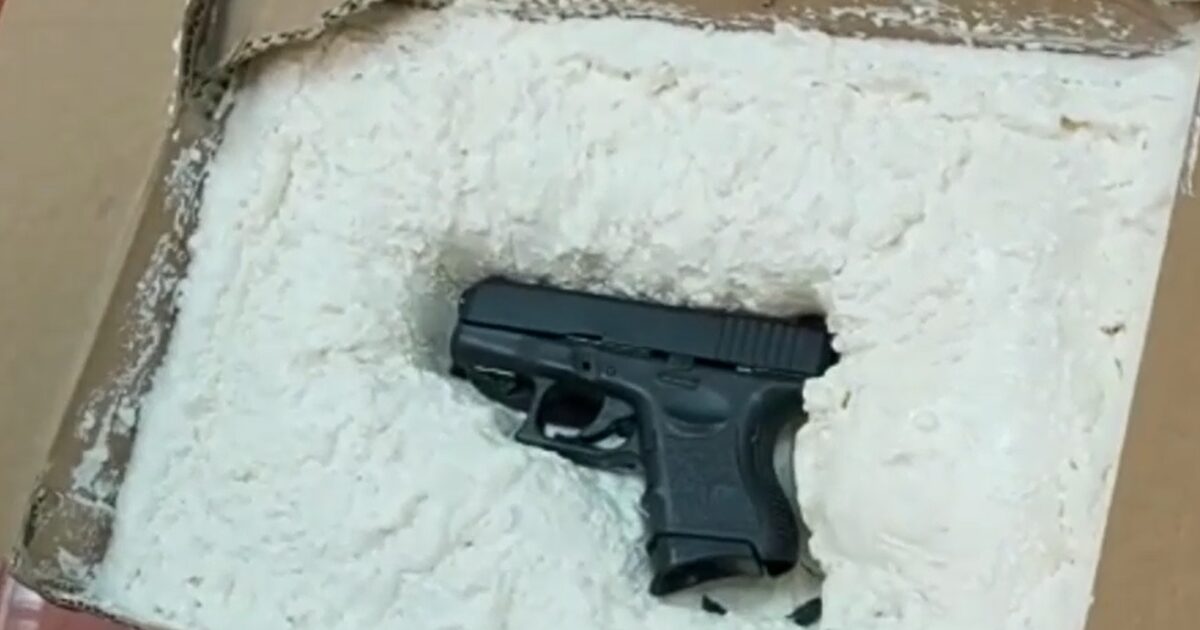 אקדח הגלוק שנשלח בדעוור ישיר. צילום: דוברות המשטרה