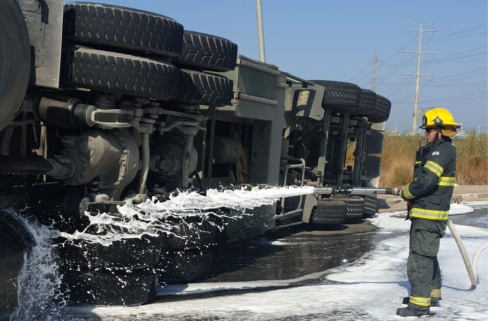 לוחמי האש פועלים לניקוי הזירה מסולר. צילום: דוברות כיבוי חוף
