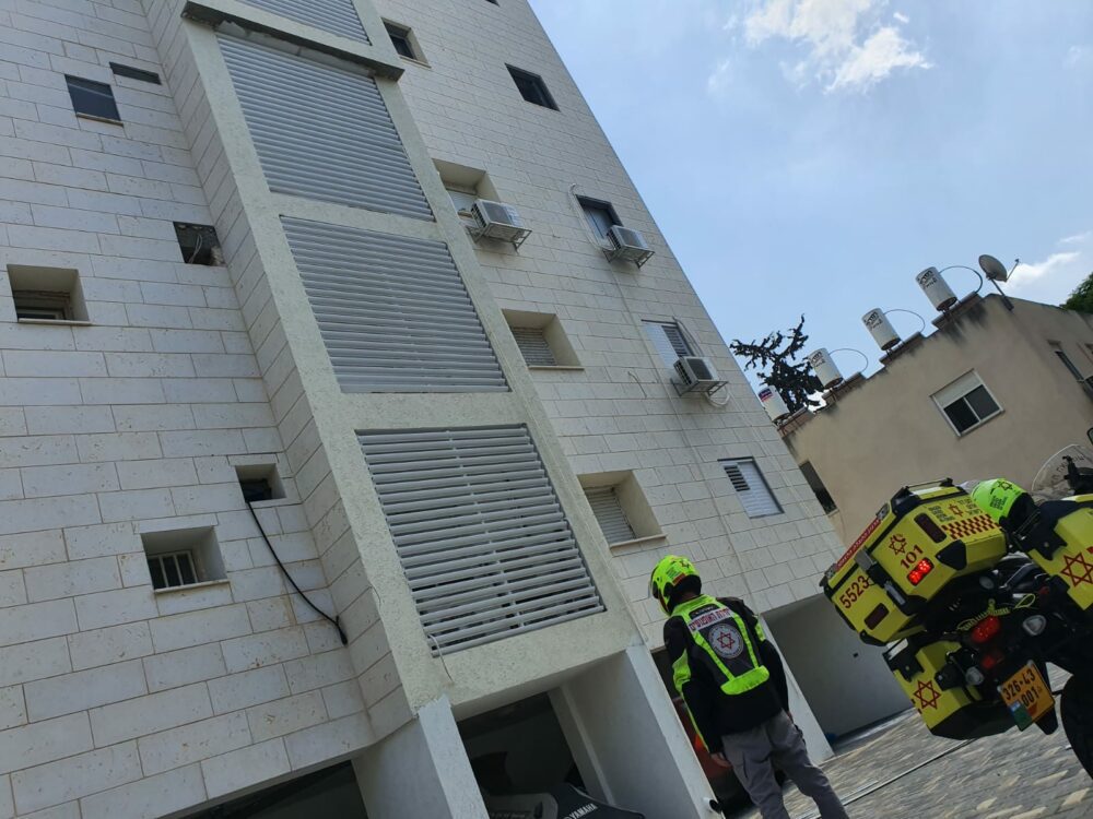 הבניין ממנו נפל אל מותו מתקין המזגנים. צילום: דוברות מד"א
