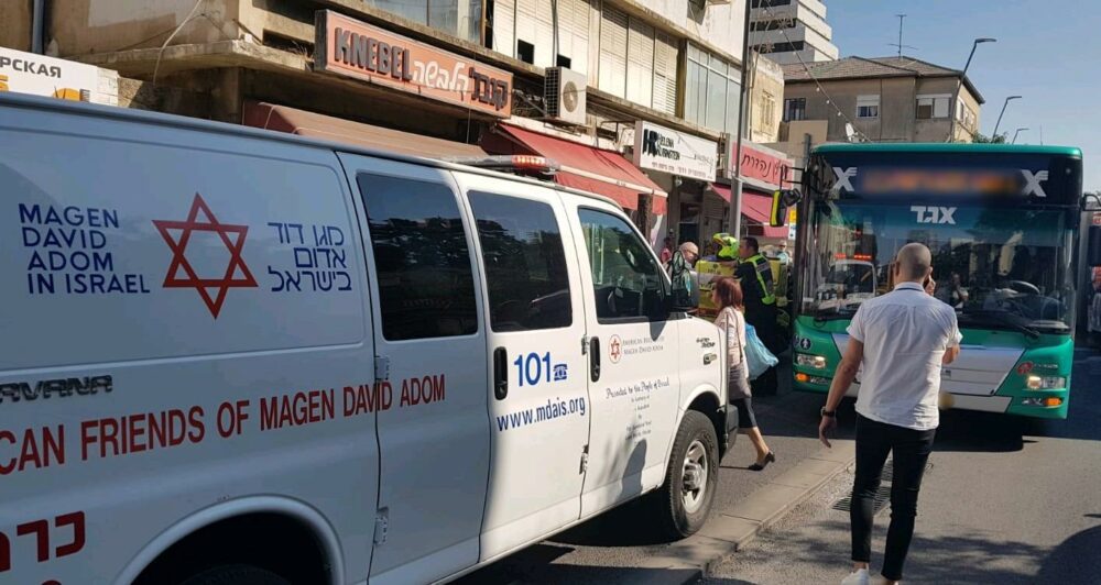זירת התאונה הקשה בהרצל. צילום: דוברות מד"א
