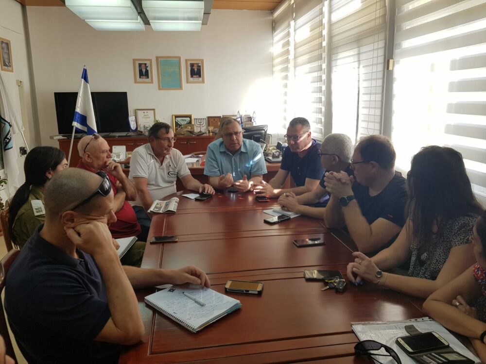 ישיבה של הנהלת עיריית קריית ביאליק לאור המצב הבטחוני. צילום: עיריית ק. ביאליק