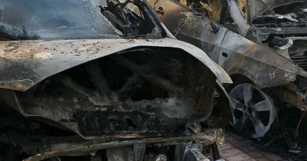 נבדק אם שני הרכבים האחרים נשרפו כתוצאה מהצתת הרכב השלישי. צילום: דוברות כיבוי חוף