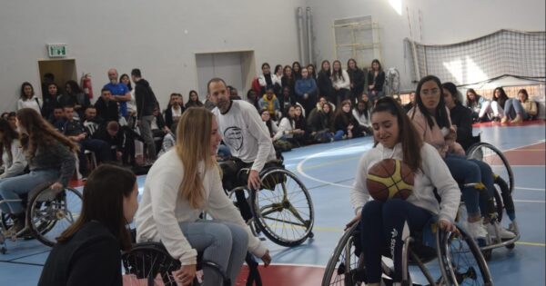 התלמידים התרגשו מסיפוריהם של שלושת הגיבורים והתנסו במשחק כדורסל על כיסאות גלגלים. צילום: עיריית ק. ביאליק