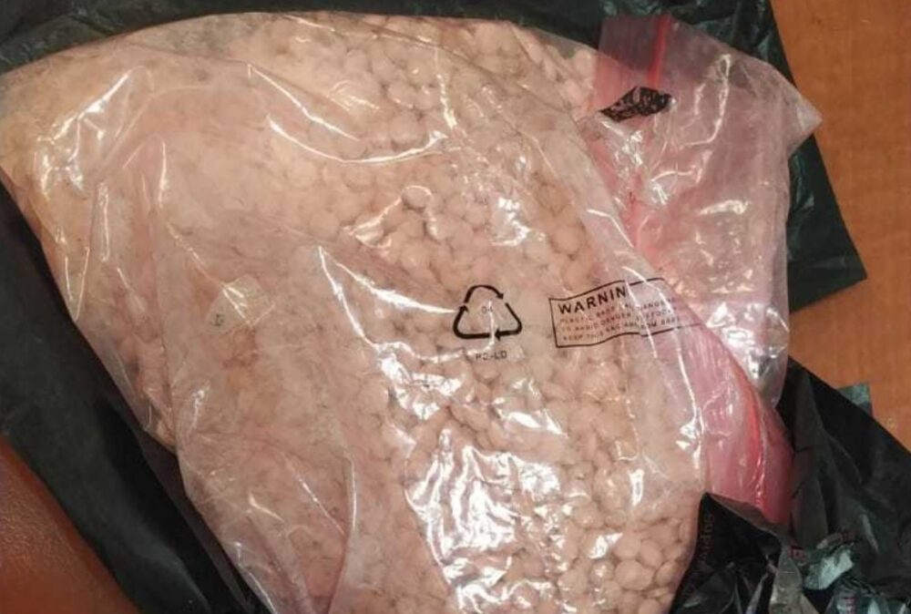 חלק מאלפי כדורי האקסטזי שהוברחו בחבילות בגדים בדואר. צילום: דוברות המשטרה