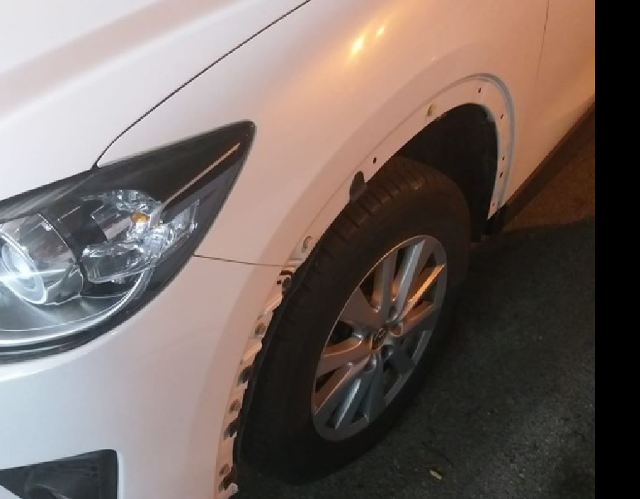 הרכב של שרון שנגנבו ממנו חלקים בזמן שחנה ברכבת. צילום: פייסבוק שרון מלכה