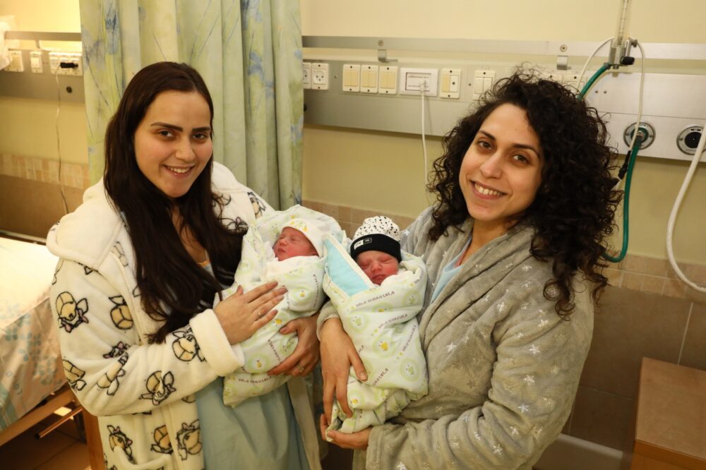 האחיות זריהן: מורן עם בתה מימין ואחותה – עדן עם בתה. צילום: פיוטר פליטר.